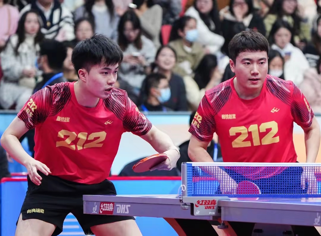 JJB- 乒乓球夜战:洞庭银狐队鏖战三湘猎隼队,速度优势明显韧性与执行并存