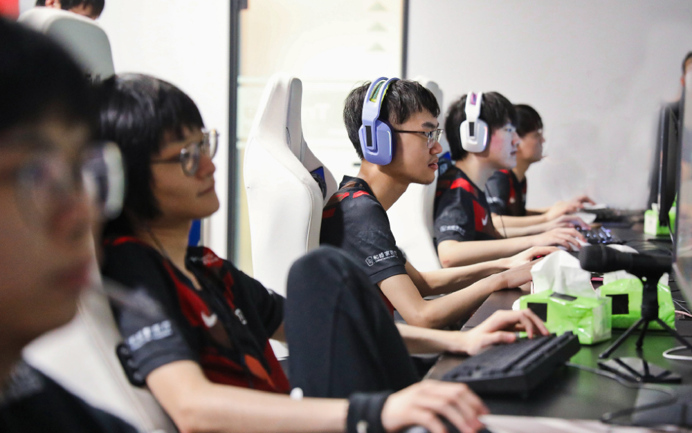 竞技宝-包含洞庭雷霆队鏖战祁连金雕队，篮球大奖赛火力全开，转换速度占优。年轻人站出来了的词条