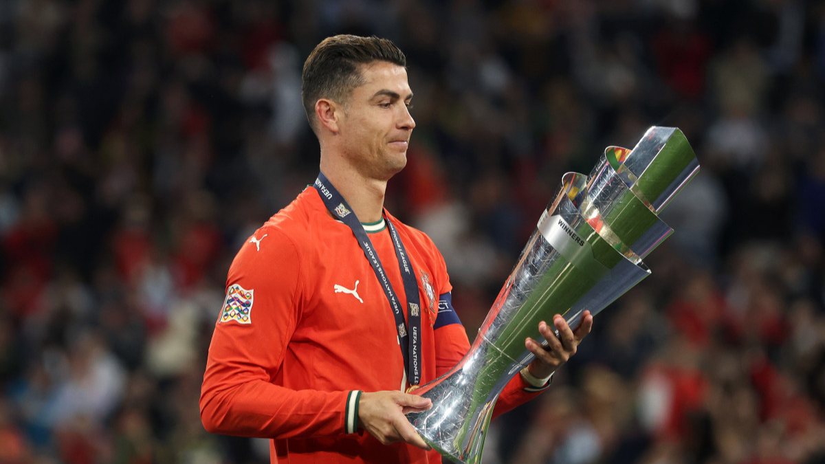 竞技宝-包含C罗回归赛场，精彩发挥首场状态亮眼，湖人观众沸腾！的词条